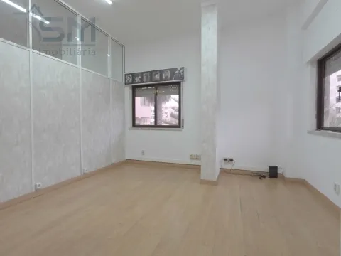 Shop with 110m² divided into 4 rooms, prepared for various activities