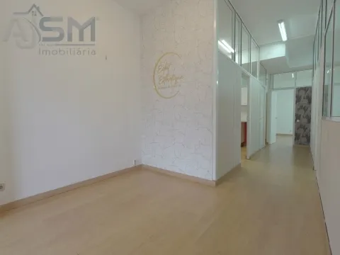 Shop with 110m² divided into 4 rooms, prepared for various activities