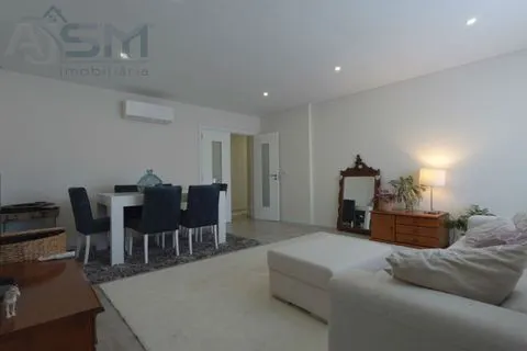 Apartamento T2 com suíte e garagem box para duas viaturas em condomínio