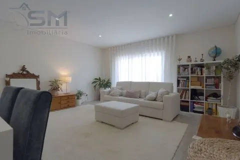 Apartamento T2 com suíte e garagem box para duas viaturas em condomínio