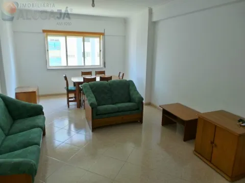 Apartamento T1 para investimento em zona central da Urbanização, com lareira e arrecadação