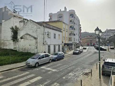 Prédio em zona central e histórica de Alenquer para renovação total ou demolição