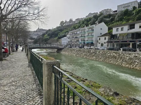 Prédio em zona central e histórica de Alenquer para renovação total ou demolição