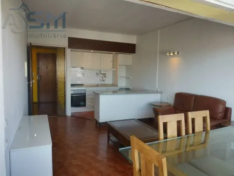 Apartamento T1 em Cascais, com excelente exposição solar e vista panorâmica para o mar