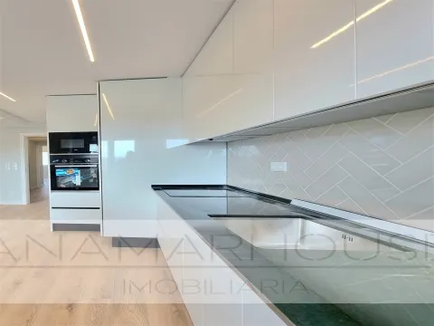 Apartamento T2 com Varanda | Totalmente Remodelado | Amadora