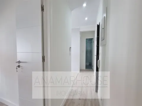 T3 Remodelado com varandas na Amadora, Mina De Água