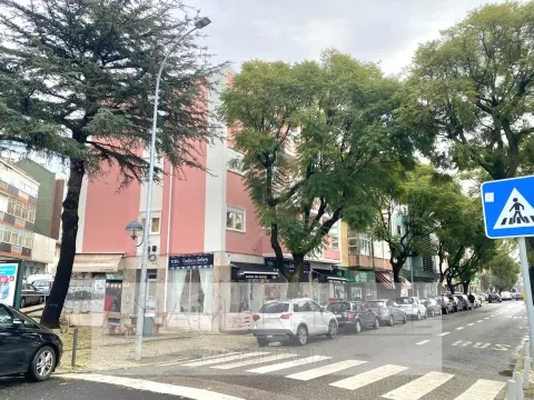 Loja com 2 frentes na Av. Cardoso Lopes | RC + cave | Rendimento assegurado
