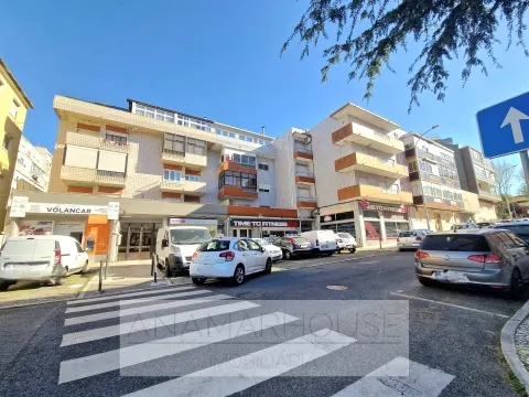 Loja com 2 frentes na Av. Cardoso Lopes | RC + cave | Rendimento assegurado