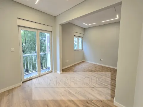 T2 Remodelado com varanda na Mina de Água, Amadora