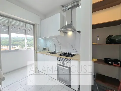 T2 Remodelado com Varanda de 18m² e Vista Monsanto | São Domingos de Benfica