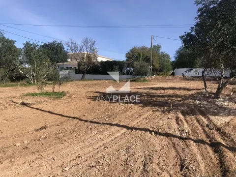 Terreno con fattibilità di costruzione di una villa di tre piani con piscina e bellissima vista mare.