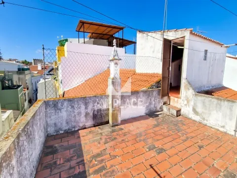 3+1 bedroom villa with Rooftop in the Historic Center of Loulé is a refuge with charm and potential.