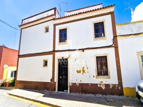 3+1 bedroom villa with Rooftop in the Historic Center of Loulé is a refuge with charm and potential.
