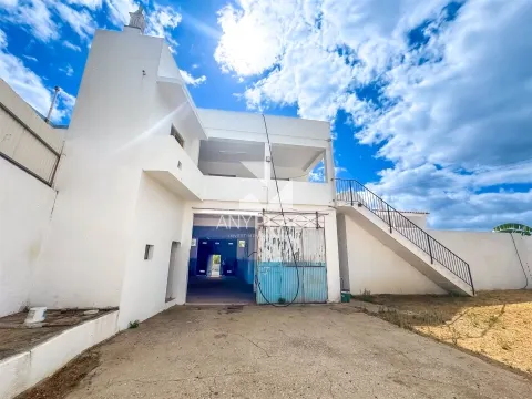 Gelegenheit für ein einzigartiges Gebäude in privilegierter Lage, das Wohnen und Dienstleistungen in einem vereint