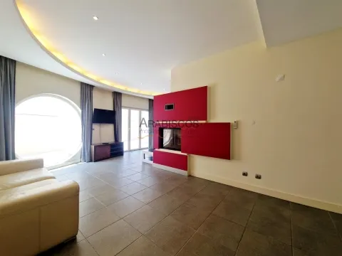 Villa T6 - Potentiel pour 6 Appartements - Garage - Terrasses - Bemposta - Portimão - Algarve