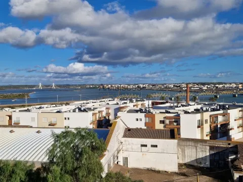 Apartamentos T3 - Vista Rio Arade - Ar condicionado - 5 Lug. Parqueamento - Portimão - Algarve