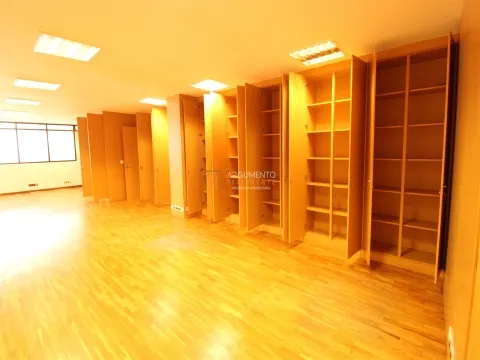 Investimento único no Bonfim – espaço ideal para conversão em apartamento T4 de alto potencial