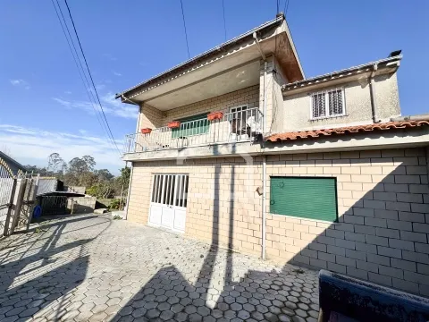 Moradia com 2 Habitações - Souto