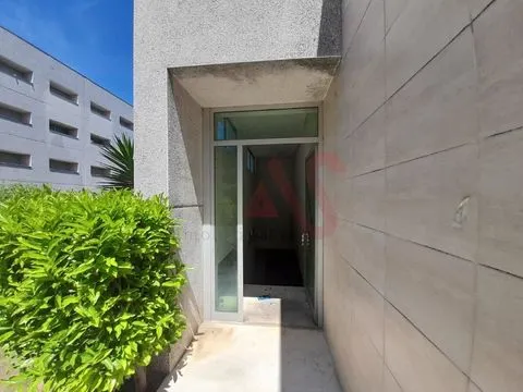 Tienda con 256 m2 en S. Miguel, Vizela