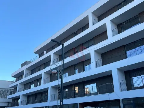 Loja em construção no centro de Paços de Ferreira com 101 m2