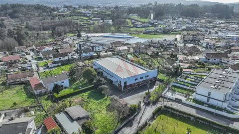 Armazém industrial com 1104 m2 em Medelo, Fafe