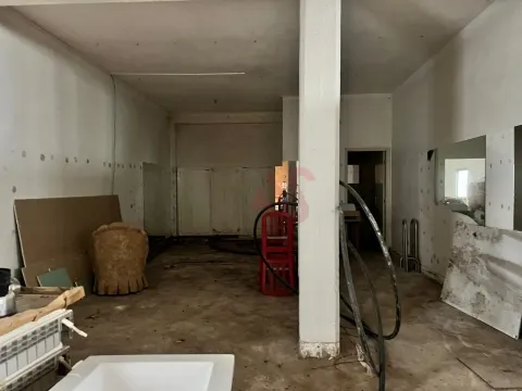 Armazém com 113 m² no Centro de Vizela. Ideal para Armazenamento ou Atividade Industrial.