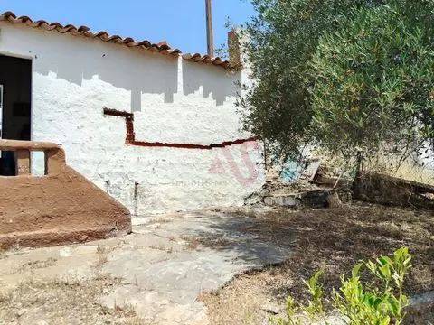 Single storey 1 bedroom villa to restore in Santo Aleixo da Restauração – Moura