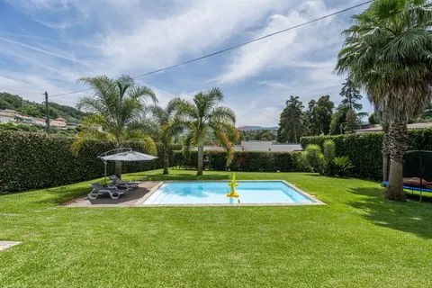 Lujosa villa de 5+1 dormitorios con piscina en el corazón de Vizela