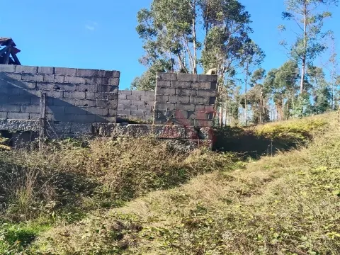Moradia T3 para restaurar com terreno em Seidões, Fafe