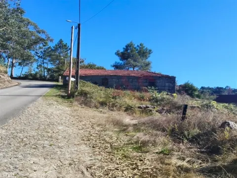 Moradia T3 para restaurar com terreno em Seidões, Fafe