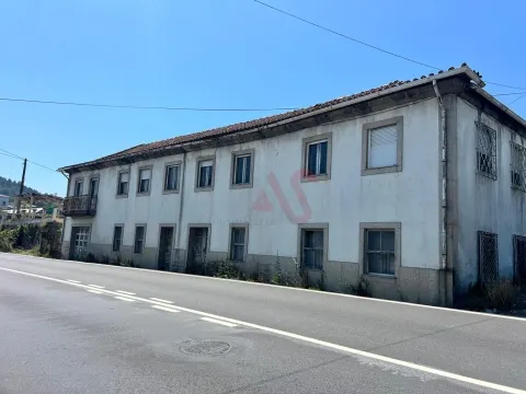Moradia com possibilidade de construção de 3 habitações T3+1 em Nespereira, Guimarães