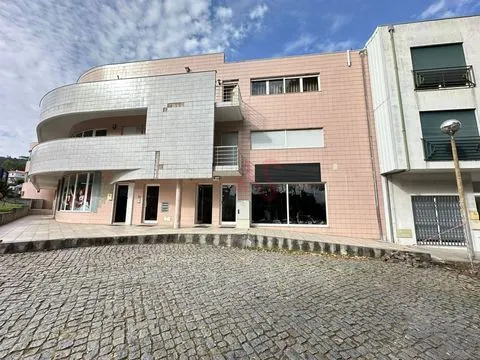 Loja Comercial com 118 m² &#124; Excelente Montra &#124; Zona Central de Nespereira, Guimarães