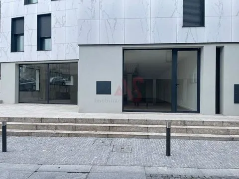 Loja nova com 159,05 m2 no centro de Lousada