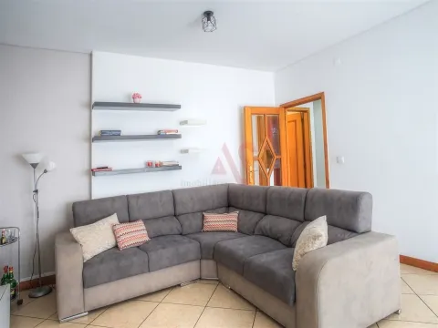 Apartamento T2 com Varanda e Garagem em Fermentões, Guimarães