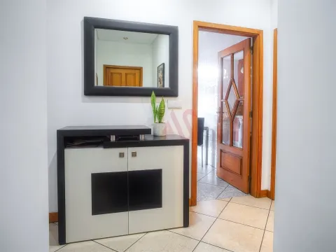 Apartamento T2 com Varanda e Garagem em Fermentões, Guimarães