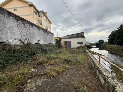 Armazém Industrial com 1.304,25 m² para remodelar em Meadela, Viana do Castelo