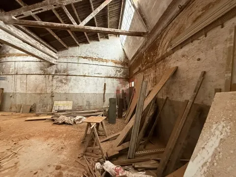 Armazém Industrial com 1.304,25 m² para remodelar em Meadela, Viana do Castelo