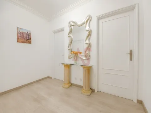 Apartamento T1 transformado em T2 em Mafamude, Vila Nova de Gaia