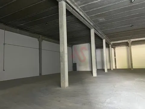 Pavilhão com licença para indústria em S. Martinho do Campo junto à VIM