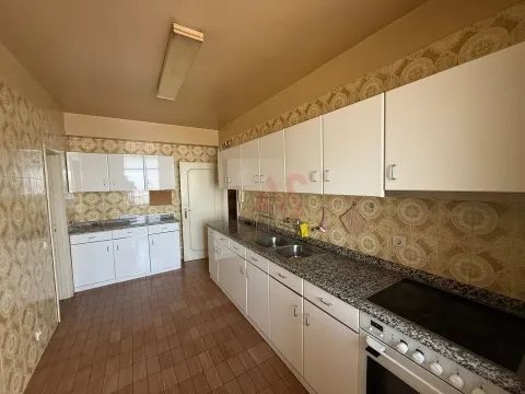 Apartamento T5 para Arrendamento – Rua Damião de Góis, Cedofeita, Porto