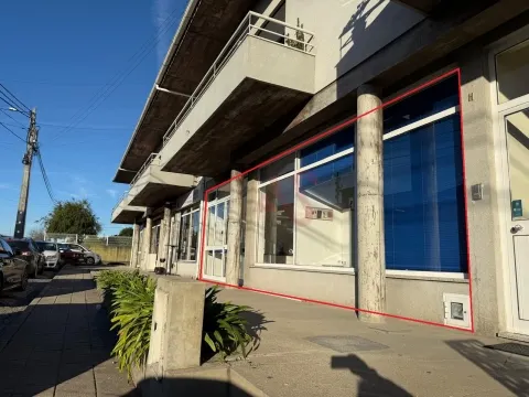 🏡 Einkaufen im Erdgeschoss mit Möglichkeit zur Umwandlung in T2 oder T3 – Sousa, Felgueiras