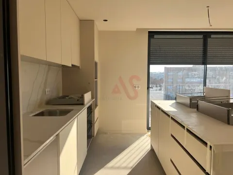  T3 de LUXO, Condomínio fechado,com Piscina, Garagem Box para 4 Carros, Varanda em Paços de Ferreira