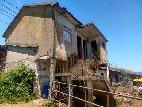 Fattoria di 19000m2 di cui 2000m2 urbanizzabili, composta da casa, mulino e altri 5 a Lousada