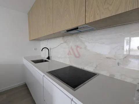 Apartamento T2 com Terraço – 333,70 m² + Arrumo 5,40 m² em Matosinhos