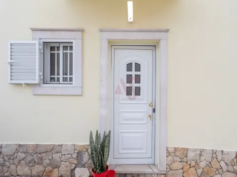 Moradia Geminada com Sótão, Terraço e Espaço Exterior | Quinta do Conde