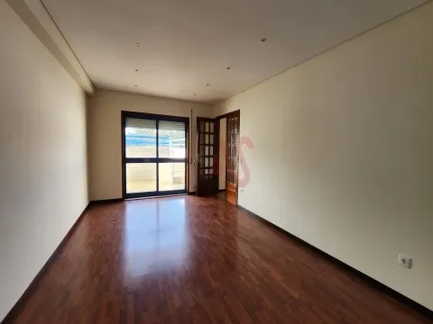 Excelente T3 – Santo Tirso | Terraços, Garagem Fechada e Vistas Desafogadas