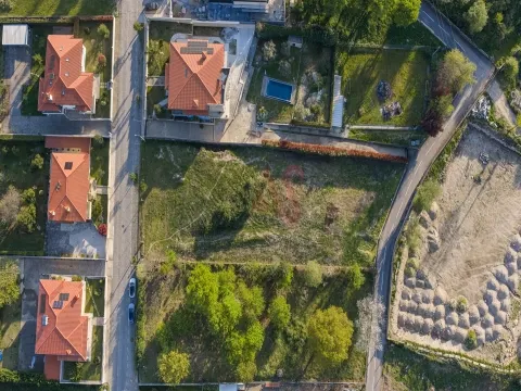 Terreno c/ viabilidade de construção moradia independente ou duas moradias geminadas em Nespereira