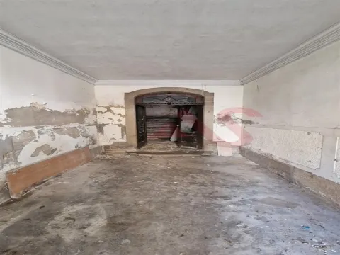 Prédio Urbano com Comércio e Habitação no Coração de Guimarães