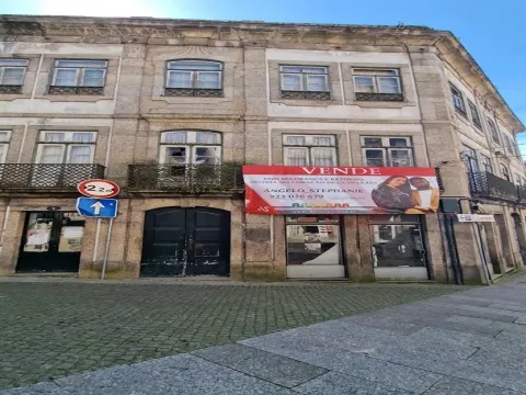 Prédio Urbano com Comércio e Habitação no Coração de Guimarães