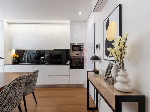 Apartamento T1+1 com varanda e lugar de garagem em Canidelo